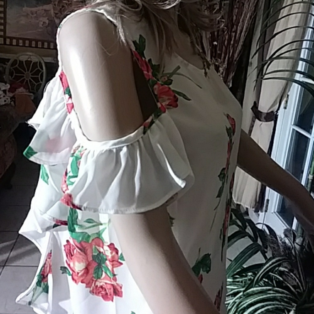 White and pink/ red roses top - Picture 7 of 7